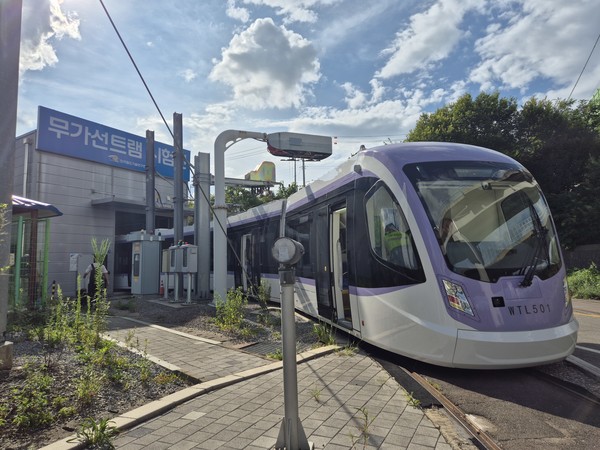 서울특별시(시장 오세훈)가 추진하는 위례선 트램 사업은 단순히 신노선 하나를 더 깔아 교통수요를 분산하는 수준을 넘어, 도시 미관·교통약자 접근성·탄소 저감이라는 복합 가치를 동시에 노리는 시도의 첫 실험이다. (사진=박상대 기자/서울시청)