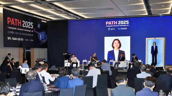 단순한 기술 시연이 아니라, 이번 퍼포먼스는 ‘시민 참여형 거버넌스’의 가능성을 함께 제시했다. 무대에 오른 가상의 'AI 평택시장'은 학습된 지역 데이터와 ‘평택, AI를 더하다’라는 비전 문구를 바탕으로 청소년·청년들과 대화하며 도시정책의 방향을 설명했고, 패널 토의에도 참여해 전문가들과 나란히 의견을 교환했다. (사진=김미숙 기자/평택시청)