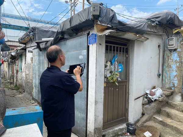 서울 노원구(구청장 오승록)가 상계재정비촉진지구의 기존무허가건축물 783동을 대상으로 QGIS(데스크톱·서버) 기반의 ‘기존무허가건축물 공간정보플랫폼’을 전국 최초로 개발함으로써, 현장 중심의 업무처리로 전환하고 주민 권리 보호·행정 신뢰 회복·예산 절감이라는 삼중 효과를 거둘 가능성이 커졌다. (사진=김미숙 기자/노원구청)