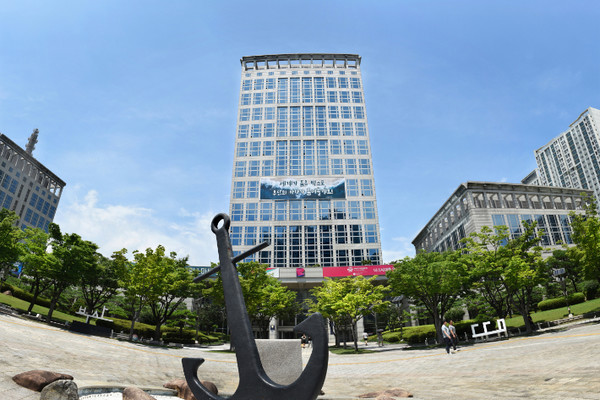 부산광역시(시장 박형준)가 한국에너지공단(이사장 이상훈)과 손잡고, 8일 전국 최초로 지방정부와 공공기관의 정식 업무협약을 맺고 ‘함께 돌봄’ 지역 거버넌스 구축에 합의했다. (사진=박상대 기자/부산시청)