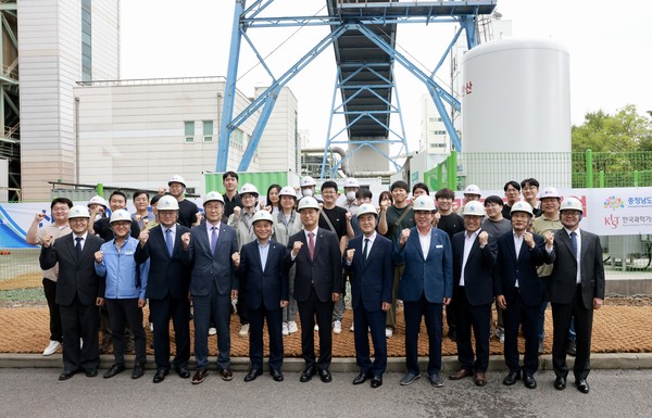 충청남도는 국내에서 배출되는 화력발전·산업 CO₂를 잡아 연료·화학원료로 바꾸는 ‘그린올(Green-ol)’ 신에너지 기술의 대형 실증을 본격화하면서, 단순 연구 수준을 넘어 지역 경제와 산업구조를 바꿀 수 있는 실증적 근거를 제시했다. (사진=김기문 기자/충남도청)