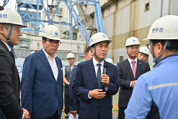 충남도(도지사 김태흠)가 "탄소 문제를 원료로 바꾼다"라는 선언을 실증하는 자리를 마련해, 서해안권을 탄소중립 산업 중심지로 탈바꿈시키는 기폭제로 삼을 전망이다. (사진=김기문 기자/충남도청)