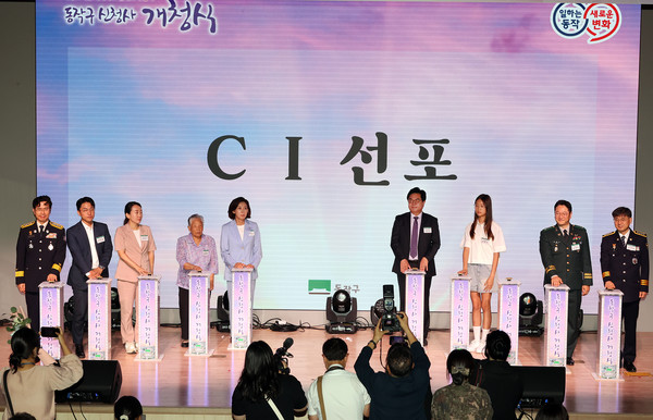 서울 동작구(구청장 박일하)가 최근 개청 45주년을 맞아 장승배기로의 신청사 이전과 함께 새 청사 개청식을 열고, 공식적으로 국내 최초로 행정 기능과 상업 공간을 결합한 이른바 ‘관상복합청사’ 시대를 열었다. (사진=김미숙 기자/동작구청)