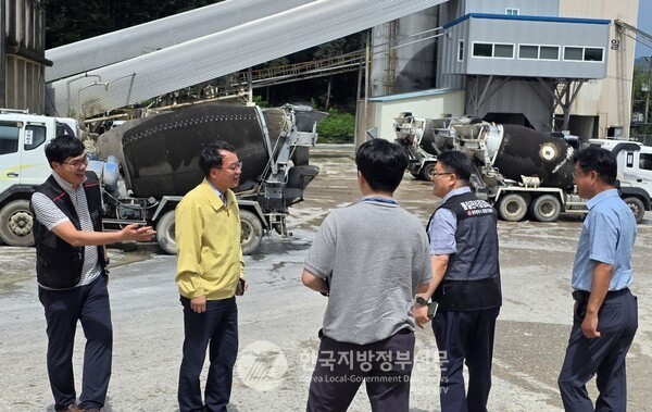 광주광역시가 전국 최초로 레미콘·아스콘 원자재 생산공장을 직접 점검하는 ‘기동반’을 도입하면서 건설 현장의 만성적 문제였던 부실공사 관행을 근본적으로 차단하려는 실험적 시도가 전국의 주목받고 있다.(사진=조용원 기자/광주시청)