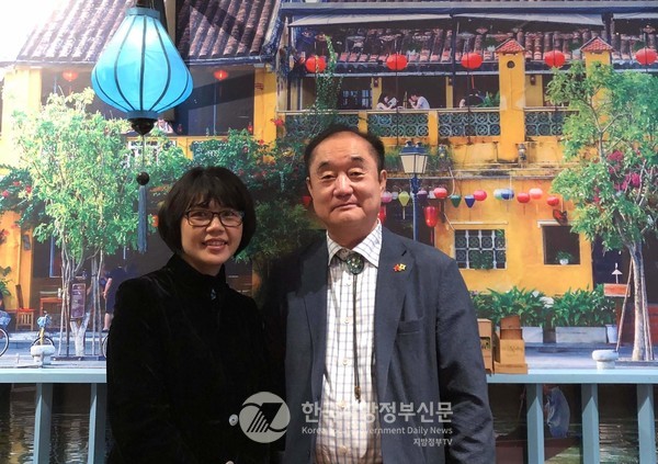 베트남 인기 장편소설 의 작가 도빅투이(왼쪽)과 한국어 번역 출간한 안경환 총장(오른쪽)(사진=안경환)