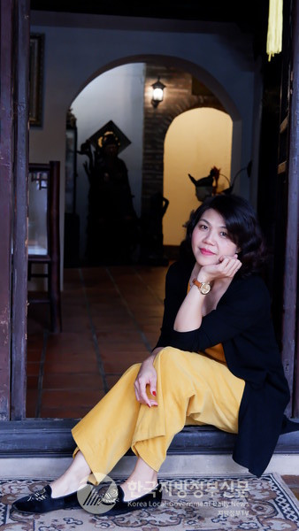 베트남 최고의 여류소설작가로 부상하고 있는 장편소설 의 작가 도빅투이(사진=안경환)