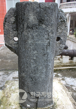 소설 속 영주 숭쭈어다가 사람들을 처형하기 위해 세웠다는 전설의 돌기둥(사진=안경환)