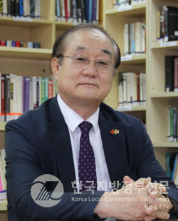 베트남 인기 장편소설 '영주'를 번역 출간한 안경환 응우옌짜이대학교 총장