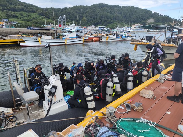 경남도(도지사 박완수)가 선보인 ‘제로 플라스틱 사량도, 바다 약속, 사량’ 행사는 대규모 자원봉사와 여행을 결합하는 ‘지역공헌여행’ 실험이자, 과학적 데이터 기반의 정화활동 시범이었다. (사진=김기문 기자/경남도청)