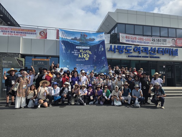 전국에서 자발적으로 모인 다이버 185명이 동시에 수중 정화 활동에 투입돼 주최 측이 밝힌 ‘동시 수중정화 참여로는 국내 최대’라는 기록성 주장을 뒷받침했다. (사진=김기문 기자/경남도청)