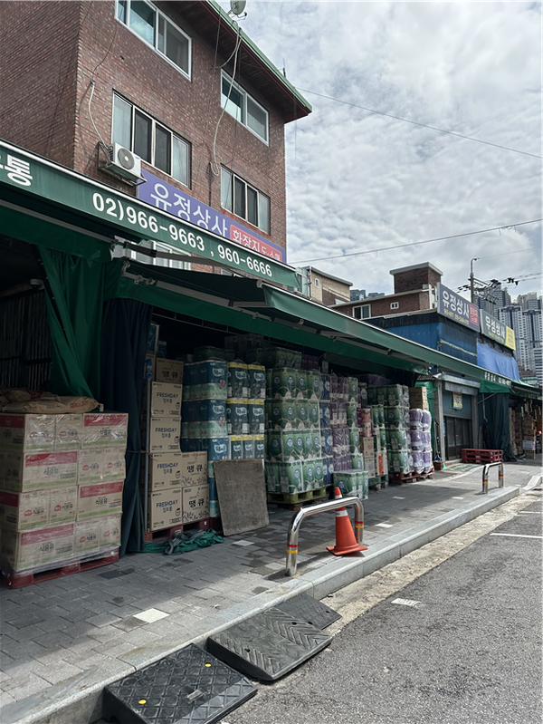 서울 동대문구(구청장 이필형)가 1980년대 형성된 제기동 깡통시장 일대(청과물시장 뒤편에서 정화여중·고 앞까지 약 500m)에 대한 보행환경 1단계 정비를 완료하고 지난 8일 현장보고회를 개최했다. (사진=김미숙 기자/동대문구청)