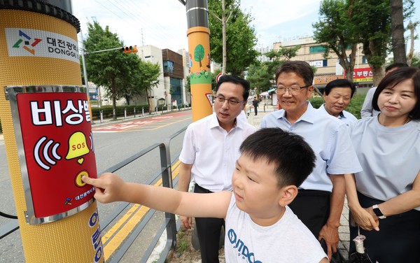 대전 동구(구청장 박희조)가 15일 판암초·가양초 일원 어린이보호구역에서 진행한 현장점검과 시연은 단순한 시설 설치를 넘어 ‘현장 대응 속도’를 실질적으로 끌어올리는 장치의 도입 의미를 보여줬다. (사진=김기문 기자/동구청)