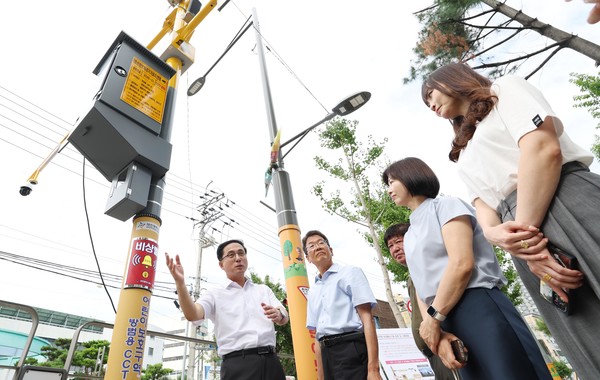 이날 판암초에서는 전국 처음으로 도입된 ‘큐브형 비상벨’의 실제 작동 시연이 이뤄졌고, 학부모와 학교 관계자들이 직접 버튼을 눌러 LED 안내판 및 비상벨 작동, 관제센터와의 양방향 통화 및 현장 영상 전송 기능을 확인했다. (사진=김기문 기자/동구청)