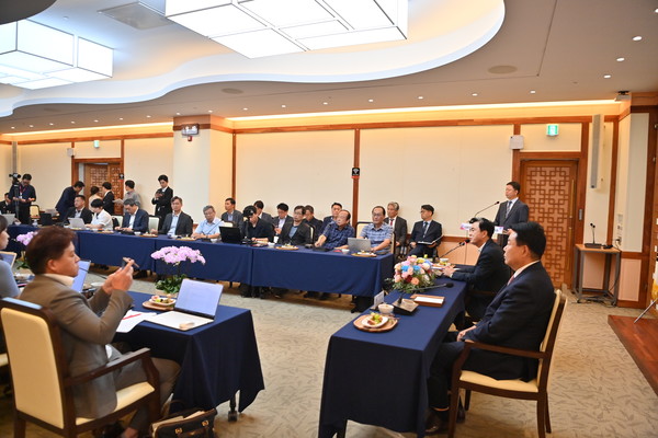 충남도(도지사 김태흠)가 당진 석문간척지를 무대로 국내 최초·최대 규모의 친환경 수산종합단지를 조성하기로 하면서 지역 수산업의 구조를 바꾸려는 청사진을 공식화했다. (사진=이상금 기자/충남도청)