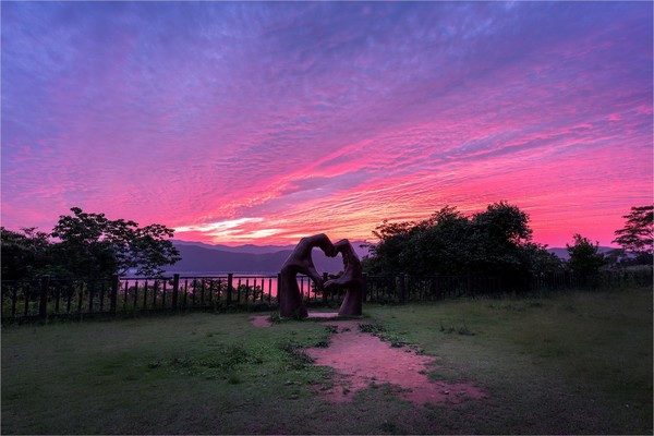 이 행사는 경제적·시간적 여건 등으로 결혼식을 치르지 못했던 부부들에게 결혼의 기억을 되살려주려는 ‘복지 테마’ 행사의 일환이며, 이어 10월에는 다문화 가정(동행 테마), 11월에는 황혼 부부(희망 테마)를 대상으로 같은 형식의 축복 행사를 이어간다.  (사진=박상대 기자/경남도청)