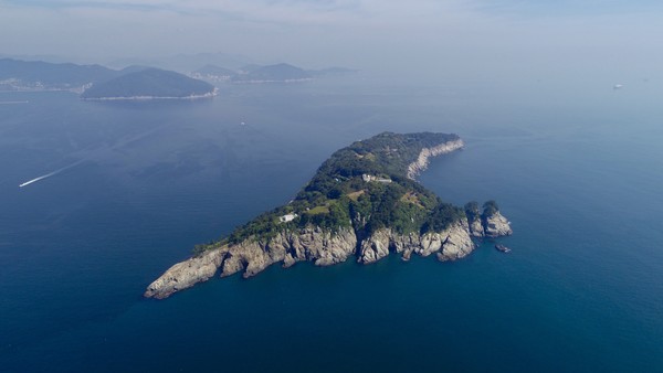경남도(도지사 박완수)가 2025년 테마섬 조성사업의 첫 성과물 가운데 하나로 거제 지심도(只心島)를 ‘자연과 함께하는 웨딩·휴양섬’으로 정비하고, 9월 19일(금) 다자녀 가정 등 3쌍을 대상으로 첫 리마인드 결혼식을 연다.  (사진=박상대 기자/경남도청)