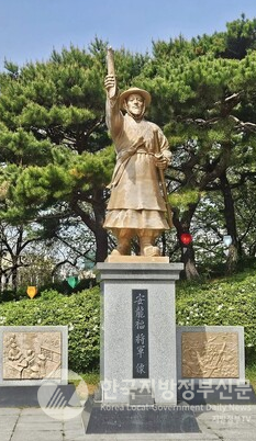 부산 수영구 소재 안용복장군 사당인 수강사에 있는 안용복장군 동상(사진=정양기 기자)