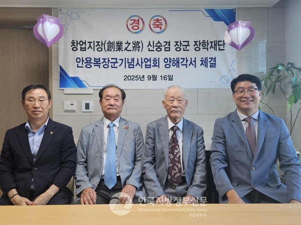 한-베트남 양국에서 화제를 낳고 있는 두 단체의 베트남 대학교 ‘충의정신 선양 해외 장학사업’ 공동 추진은 한국인 유일의 하노이·호찌민 명예시민이자 베트남 정부의 우호 훈장을 수상한 베트남 응우옌짜이대학교 대외총장인 안경환 교수(전 조선대 교수. 왼쪽 두번째)의 남다른 한-베간 우호교류 열정으로 이루어진 것으로 알려졌다.(사진=정양기 기자)