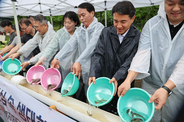  강원특별자치도(도지사 김진태)가 추진한 전국 최초의 '민·관 협력'을 통한 도심 속 생태하천 수산자원 방류 사업은 형식적 ‘퍼포먼스’가 아니라 ‘민·관 분업을 통한 지속적 관리 모델’을 실험하려는 시도로 읽힌다. (사진=김미숙 기자/강원도청)