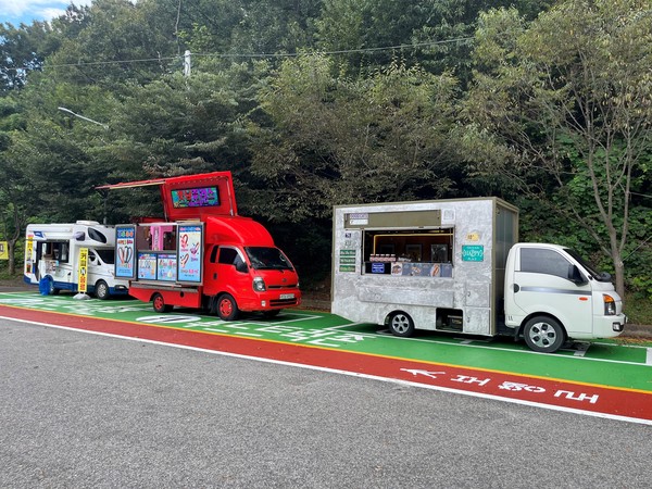 안성시는 지난 9월 2일 정식으로 개장한 금광호수 ‘청록뜰’ 푸드트럭존의 주변지역 관리 업무를 오는 9월 22일부터 금광면 가협마을 주민 공동체에 위탁하기로 했다. (사진=박상대 기자/안성시청)