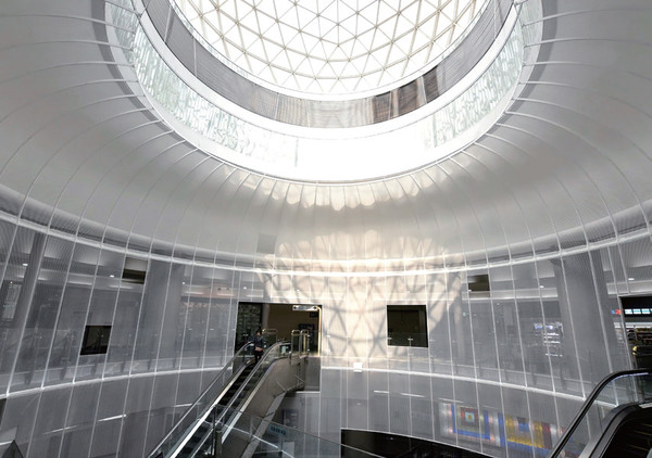 국제무대의 인정은 곧 서울의 공공미술이 국내 정책을 넘어 도시 디자인과 문화자원 경쟁력에서 벤치마크로 활용될 수 있음을 의미하며, 향후 다른 도시들이 유사한 방식으로 유휴 인프라를 문화자원으로 전환하는 데 실무적·정책적 참고자료로 작동할 가능성이 크다. (사진=김기문 기자/서울시청)