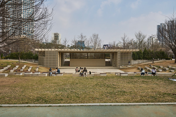 서울특별시(시장 오세훈)가 단기간의 전시 홍보가 아닌 ‘공공미술을 통한 장소 재생’으로, 디자인 전문 심사위원과 대중 양쪽 모두에게 실질적 설득력을 가졌음을 증명했다.  (사진=김기문 기자/서울시청)