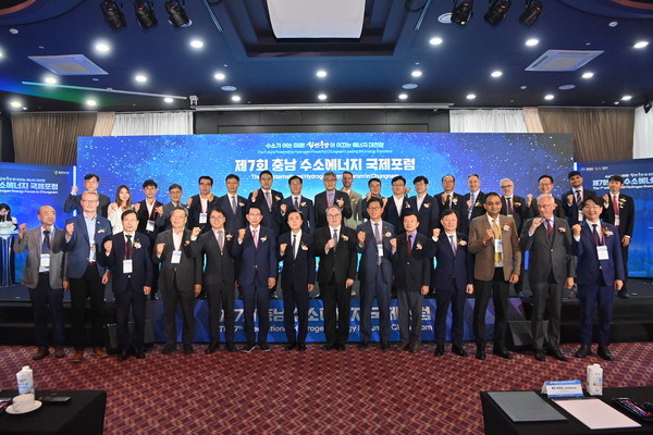 충남도는 향후 5년(2030년까지)에 걸쳐 10조9,173억 원 규모의 예산을 투입해 서해안 일대에 ‘수소산업 벨트’ 조성을 본격화하기로 했으며, 이를 통해 수소 생산·저장·활용 전(全)주기를 갖춘 국내 최대 규모의 수소 클러스터를 만들겠다는 계획이다. (사진=김기문 기자/충남도청)