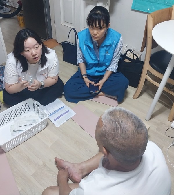 서울 관악구(구청장 박준희)가 전국 최초로 도입한 스마트 방문약료 사업이 새로운 시대의 복약관리를 실천함으로써, 효율성과 인간성을 동시에 확보했다.  (사진=이상금 기자/관악구청)