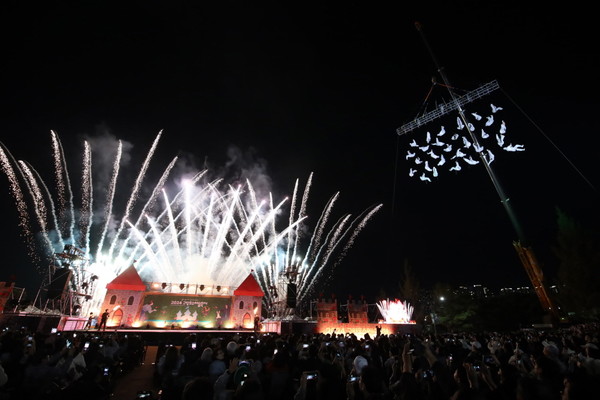 축제의 개막작인 ‘Beyond the Dream - 꿈결 너머’는 불꽃극과 공중 퍼포먼스를 결합한, 주최 측의 표현대로 ‘국내 최초 멀티 스테이지’ 공연이다. (사진=박상대 기자/고양시청)