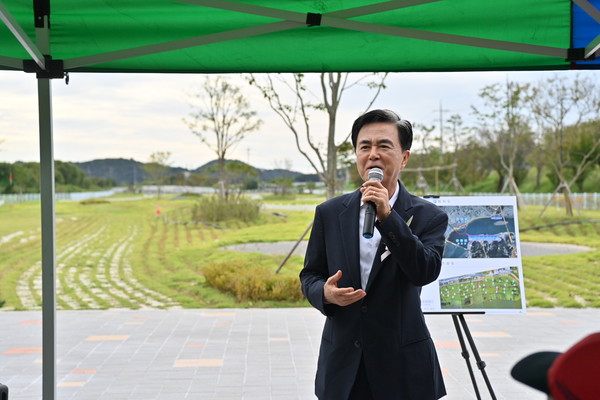충남도{도지사 김태흠)가 옛 장항제련소 주변 60만㎡에 걸쳐 진행되는 ‘장항 국가습지 복원’ 사업을 통해 장기간 지역 주민과 환경에 남겨진 중금속 오염의 역사적 상처를 생태적 가치로 전환하겠다는 목표를 분명히 했다.{사진=김미숙 기자/충남도청)