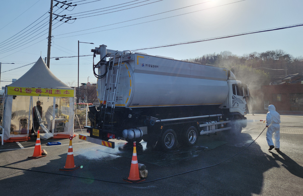 ‘경남형 차단방역 모델’은 단순한 행정 문건이 아니라, 지역의 축종 분포·철새 도래지·차량 이동 패턴 같은 현장 데이터를 바탕으로 방역자원을 더 정밀하게 배치하려는 실천적 전환으로 읽힌다. (사진=김미숙 기자/경남도청)