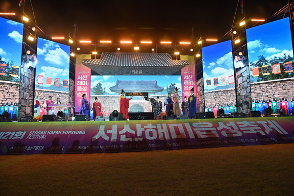 충남도(도지사 김태흠) 해미읍성 일원에서 26일 개막한 '서산 해미읍성축제'는 단순한 가을 행사 그 이상으로, 지역의 역사성과 종교적 의미를 결합해 관광 경쟁력을 키우려는 충남도의 전략이 현장에서 가시화되는 장이 되고 있다.  (사진=박상대 기자/충남도청)