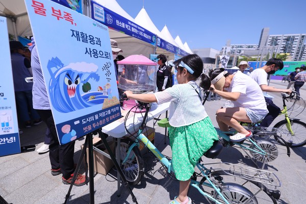 서울 노원구(구청장 오승록)가 전국 지방정부 최초로 네덜란드의 자전거 전문 네트워크인 Dutch Cycling Embassy(이하 협회)와의 협력을 통해, 자전거 친화도시 조성에 대한 실행 가능한 설계도를 제시한다. (사진=박상대 기자/노원구청)