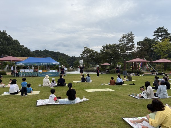 김학동 예천군수는 3년 연속 선정이 "예천 전통문화의 가치를 높이 평가받은 결과"라며, 예천박물관을 중심으로 지역 문화자원을 발굴·전승하고 지역 정체성에 맞는 문화콘텐츠로 발전시키겠다는 의지를 강조했다. {사진=김미숙 기자/예천군청)