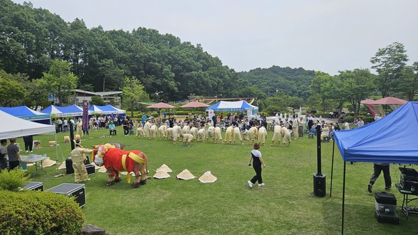 경북 예천군(군수 김학동) 예천박물관이 국가유산청이 주관한 2026년 전승공동체 활성화 지원 공모사업에 ‘열두 달 즐거운 예천세시기’ 프로그램이 최종 선정되면서, 같은 사업에서 전국 최초로 3년 연속 선정되는 기록을 세웠다.  {사진=김기수 기자/예천군청)