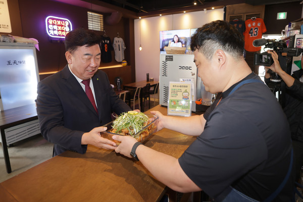 청주시는 전국에서 처음으로 개인이 가져온 용기에 음식을 담아 포장해 가면 즉각 지역화폐(청주페이)로 3,000원을 보상해 주는 ‘개인용기 포장주문 보상제’를 10월 1일부터 시범 시행했다. (사진=박상대 기자/청주시청)