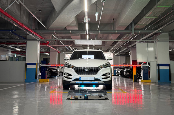 이번 실증은 충북과학기술혁신원과 충북콘텐츠기업지원센터를 중심으로 진행되며, 운전자가 차량을 건물 입구에 정차하면 로봇이 스스로 주차 가능한 공간을 찾아 주차·회수까지 담당하는 시스템을 실제 환경에서 운영하는 점이 핵심이다. (사진=김기문 기자/충북도청)