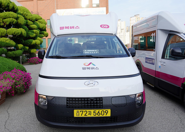 이완섭 서산시장은 “지역의 교통 문제 해결과 친환경 차량 도입 요구를 동시에 충족시킬 수 있는 특화차량을 전국 최초로 도입했다”라며 앞으로도 교통정책 혁신을 통해 시민 편의 향상에 행정력을 집중할 계획이다. (사진=이상금 기자/서산시청)