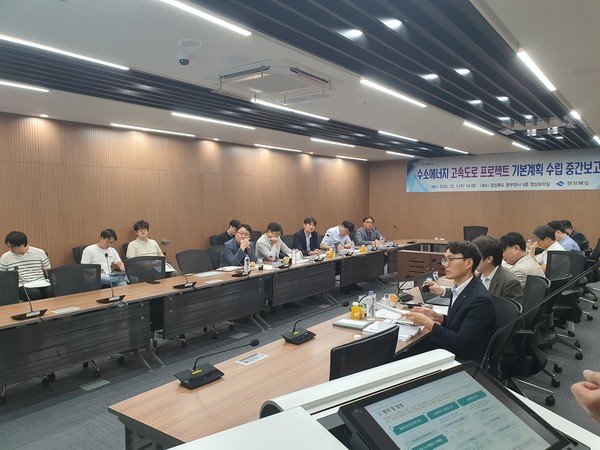 경북도(도지사 이철우)가 ‘수소에너지 고속도로’ 기본계획 수립을 본격화하며, 이 사업이 단순한 인프라 사업을 넘어 지역 철강·제철 등 전통적 에너지 집약산업을 친환경 산업으로 전환하는 실질적 해법으로 자리매김할 가능성이 크다고 선언했다. (사진=박상대 기자/경북도청)