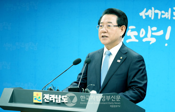 김영록 전남도지사가 ‘대한민국 최초의 AI 에너지 미래도시’ 조성 총력 추진을 선언하고 나서 귀추가 주목되고 있다.