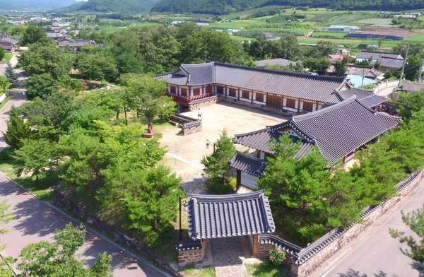 ‘언덕 위 마을’이라는 뜻을 지닌 경북 영양군(군수 오도창) '두들마을'은 1640년(인조 18) 석계 이시명이 이곳에 터를 잡은 이후 재령 이씨 집성촌으로 형성되어 왔고, 석계고택·석천서당 등 전통 가옥 약 30여 채와 유묵·유적비 등이 남아 있다. (사진=이상금 기자/영양군청)