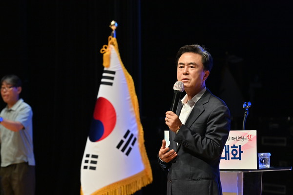 김태흠 충남도지사는 16일 논산 방문에서 주민 600여 명이 참석한 도민대화와 현장 방문(논산공공산후조리원·광석 양돈단지)을 통해 “국방산단 조성, 엑스포 성공, 스마트 축산·K-헤리티지 밸리 추진에 행정력을 집중하겠다”고 공개 약속했다. (사진=김기문 기자/경북도청)