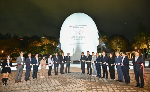 150억 원 규모의 투자로 만들어진 미디어아트 광장과 상징 조형물, 3D 호반 쇼는 APEC 기간 현장의 품격을 높이는 수단일 뿐 아니라, 성공적으로 운영될 경우 경주가 ‘밤에 찾아가고 싶은’ 세계적 야간관광지로 자리매김하는 전환점이 될 가능성이 크며, 이번 시연은 그 출발을 공개적으로 확인시킨 행사로 기록될 것이다.  (사진=박상대 기자/경북도청)