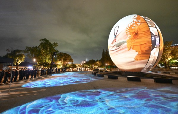 경북도(도지사 이철우)가 경주시(시장 주낙영)와 함께 15일 보문관광단지 육부촌과 호반광장 일원에서 ‘빛의 향연’ 시연회를 열고, 신라 천 년의 역사 서사를 첨단 미디어 아트와 대형 조형물·입체영상으로 재해석한 야간 콘텐츠를 공식 공개했다. (사진=박상대 기자/경북도청)