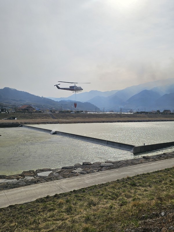 경남도는 올해 3월 지리산 권역(산청·하동)에서의 대형 산불 진화 경험을 바탕으로, 하천수를 소방용수로 체계적으로 확보·활용할 수 있는 ‘산불 대응용 다기능 담수보’ 설치를 전국 최초로 추진하며, 이를 2026년 신규(시범)사업으로 확정·기획했다. (사진=김기문 기자/경남도청)