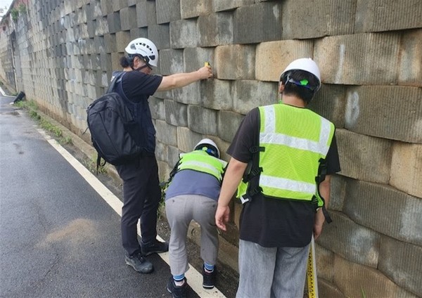 경기도가 올해 1월부터 9월까지 운영한 ‘안전예방 핫라인(010-3990-7722)’을 통해 총 385건의 무료 안전점검을 실시하며, 같은 기간 전년(256건) 대비 약 50% 증가를 기록했고 지난해 연간 실적(384건)을 이미 넘겼다. (사진=박상대 기자/경기도청)