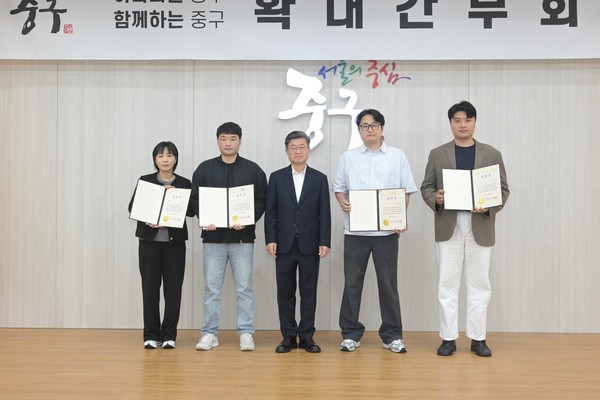 서울 중구(구청장 김길성)가 전국 최초로 추진한 ‘주민과 함께하는 스마트 빗물받이 사업’을 통해, 주민과 기술이 맞물려 만든 변화의 서막을 알렸다.  (사진=김기문 기자/중구청)