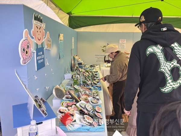 6만여 명이 참여한 '전남 세계 김밥페스티벌'에서는 목포 이지비지 베이커리의 ‘김빵’, 정성김밥의 ‘톳김밥’, 모두의김밥의 ‘갓김치김밥’, 신안 천사섬김밥의 ‘소금김밥’, 담양 금원분식의 ‘떡갈비김밥’ 등이 인기를 끌며, 전국 프랜차이즈 브랜드 얌샘김밥이 선보인 ‘계란전복김밥’은 전남 완도 전복을 활용한 메뉴로 시식을 운영해 관람객들의 뜨거운 반응을 얻었다.(사진=조용원 기자/전남도청)