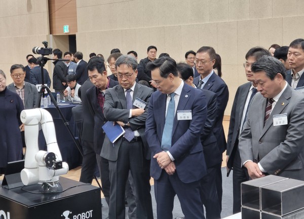 인천시는 29일 청라 로봇타워에서 ‘로봇 시티 인천’ 비전과 함께 2030년까지 로봇산업 규모를 3조 원 +α로 끌어올리겠다는 목표를 공식 선언했다. (사진=김기문 기자/인천시청)