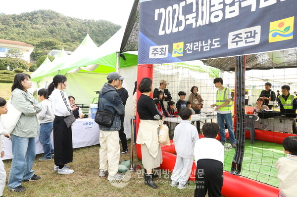 전라남도국제농업박람회가 주최한 ‘2025 국제농업박람회’가 29일 7일간의 여정을 마치고 성황리에 막을 내리며 기후위기와 식량안보에 대응하는 AI 농업혁신의 미래상을 제시했다는 평가다.(사진=조용원 기자/전남도청)